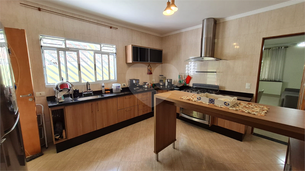 SOBRADO À VENDA | 180 M² | 3 SUÍTES | 2 VAGAS | CHURRASQUEIRA E PORÃO