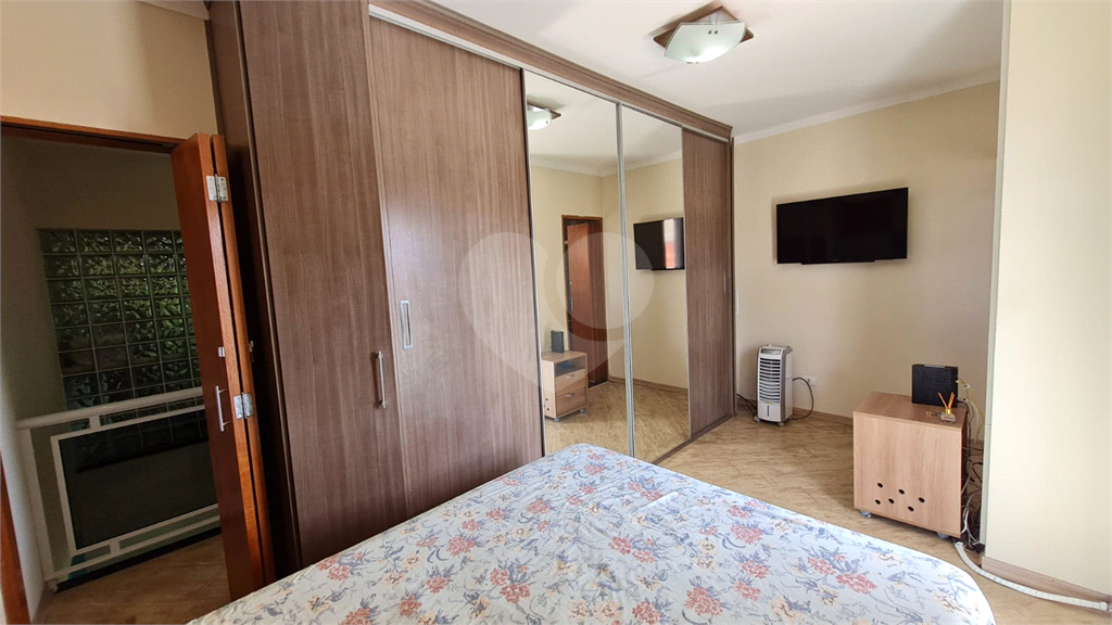 SOBRADO À VENDA | 180 M² | 3 SUÍTES | 2 VAGAS | CHURRASQUEIRA E PORÃO