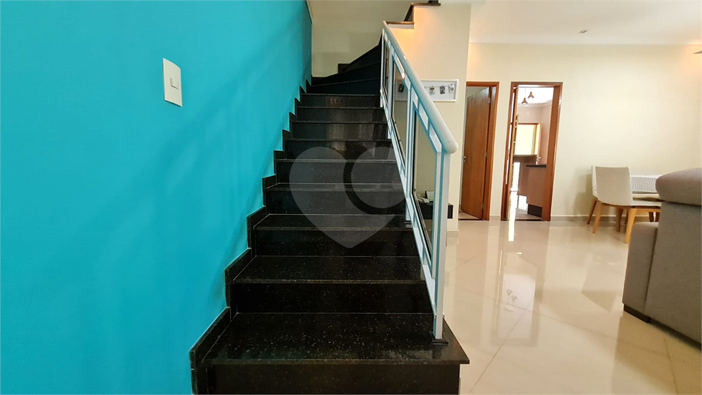 SOBRADO À VENDA | 180 M² | 3 SUÍTES | 2 VAGAS | CHURRASQUEIRA E PORÃO
