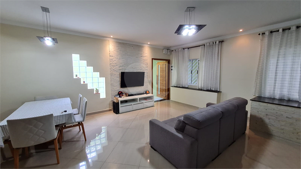 SOBRADO À VENDA | 180 M² | 3 SUÍTES | 2 VAGAS | CHURRASQUEIRA E PORÃO
