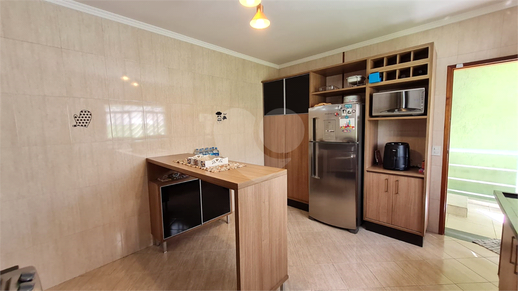 SOBRADO À VENDA | 180 M² | 3 SUÍTES | 2 VAGAS | CHURRASQUEIRA E PORÃO