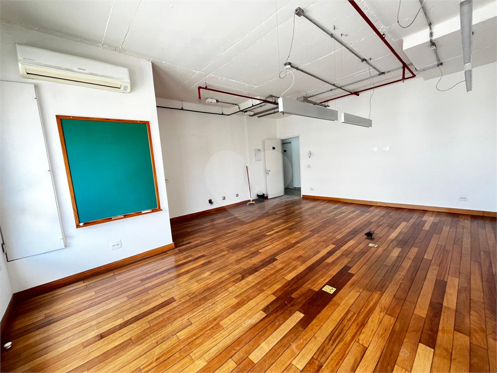 Sala comercial para Locação e Venda a 100 metros do metrô Faria Lima.