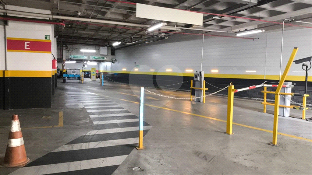Sala comercial para Locação e Venda a 100 metros do metrô Faria Lima.