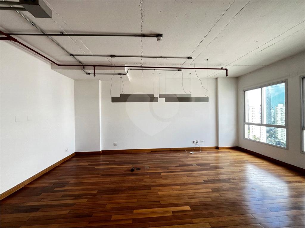 Sala comercial para Locação e Venda a 100 metros do metrô Faria Lima.
