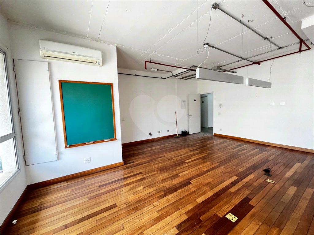 Sala comercial para Locação e Venda a 100 metros do metrô Faria Lima.