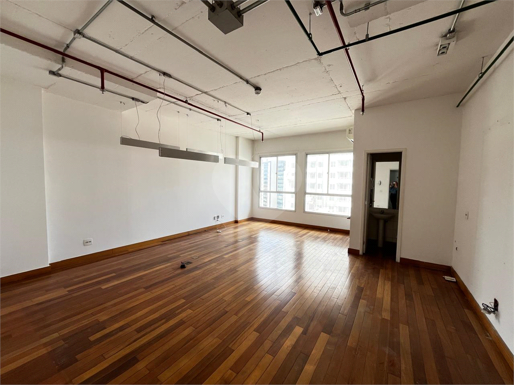 Sala comercial para Locação e Venda a 100 metros do metrô Faria Lima.