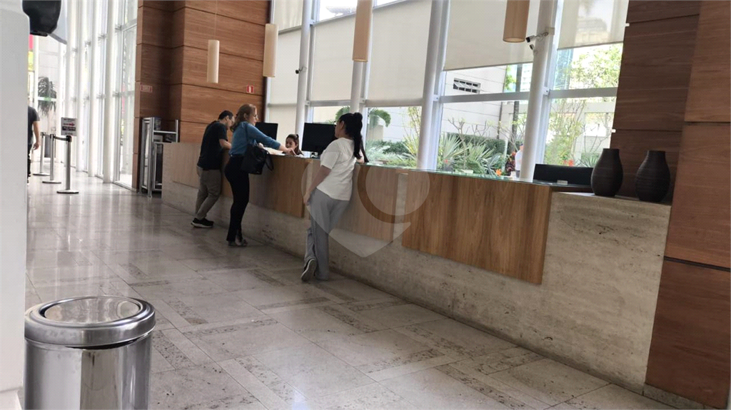 Sala comercial para Locação e Venda a 100 metros do metrô Faria Lima.