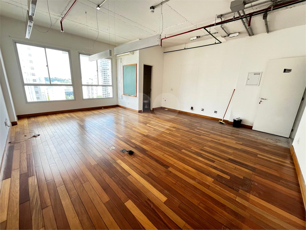 Sala comercial para Locação e Venda a 100 metros do metrô Faria Lima.