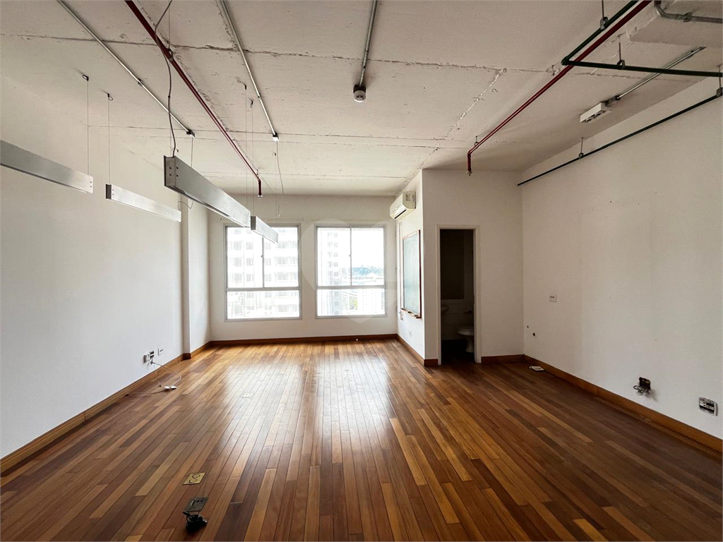 Sala comercial para Locação e Venda a 100 metros do metrô Faria Lima.