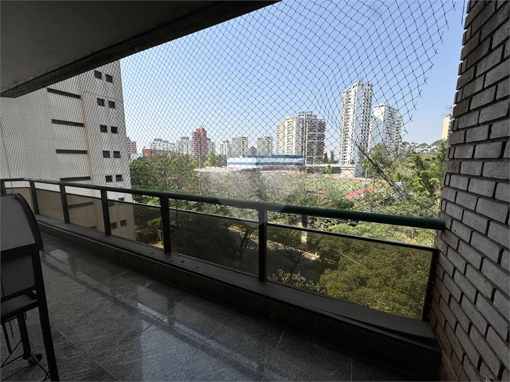APARTAMENTO em MORUMBI