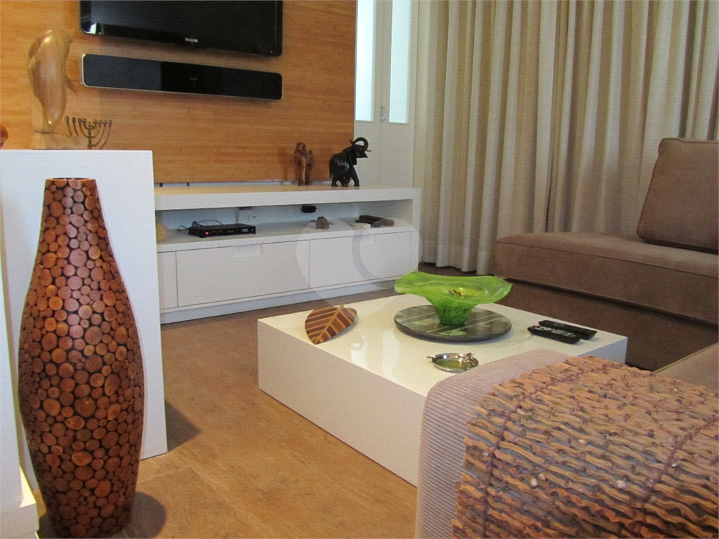 Cobertura Duplex com 126,metros quadrados próximo ao Shopping Pátio Paulista.