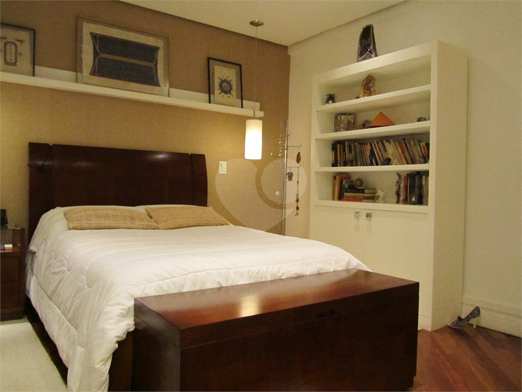 Cobertura Duplex com 126,metros quadrados próximo ao Shopping Pátio Paulista.