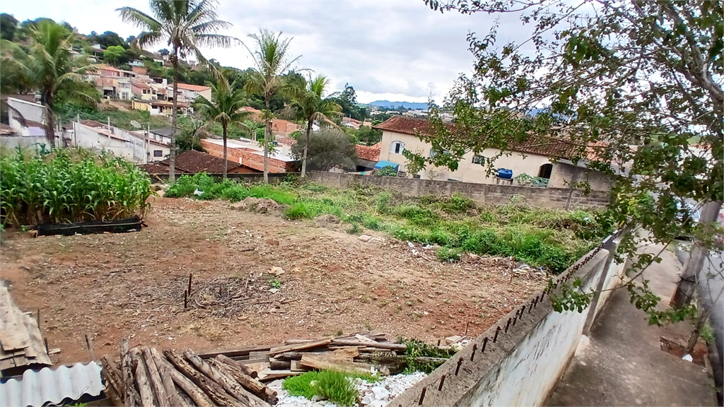 TERRENO TODO MURADO E NA AVENIDA