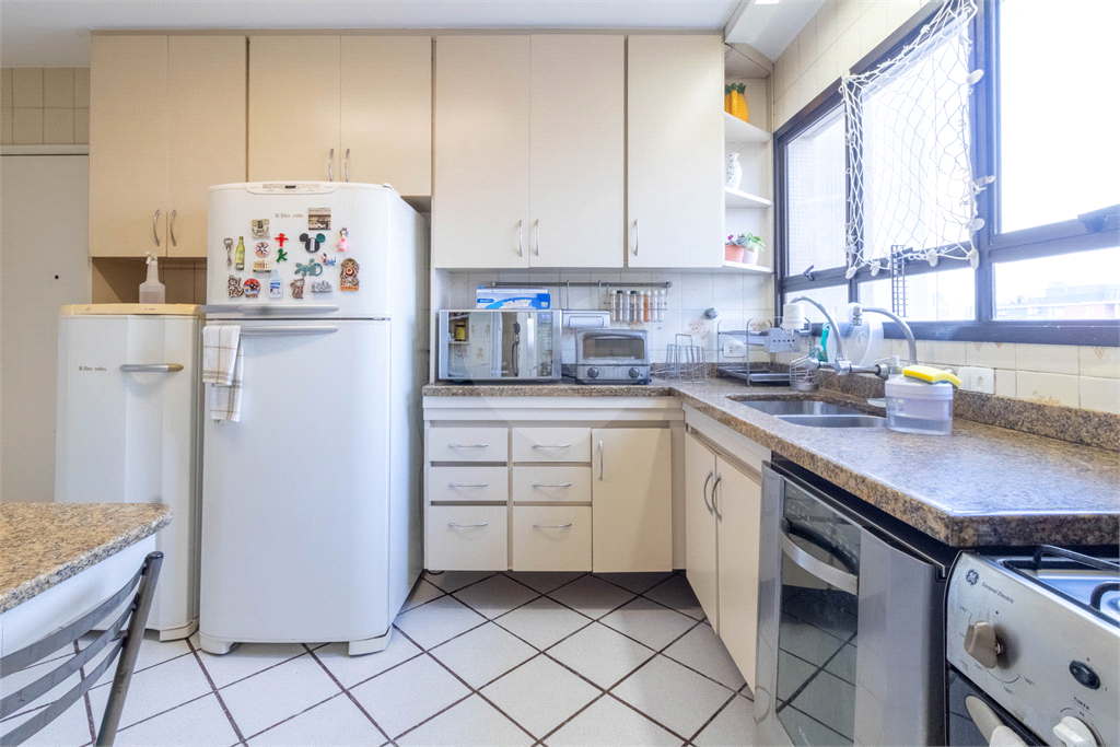 Apartamento à Venda na Vila Madalena com 4 Quartos, Suíte e 2 Vagas – Condomínio com Lazer Completo
