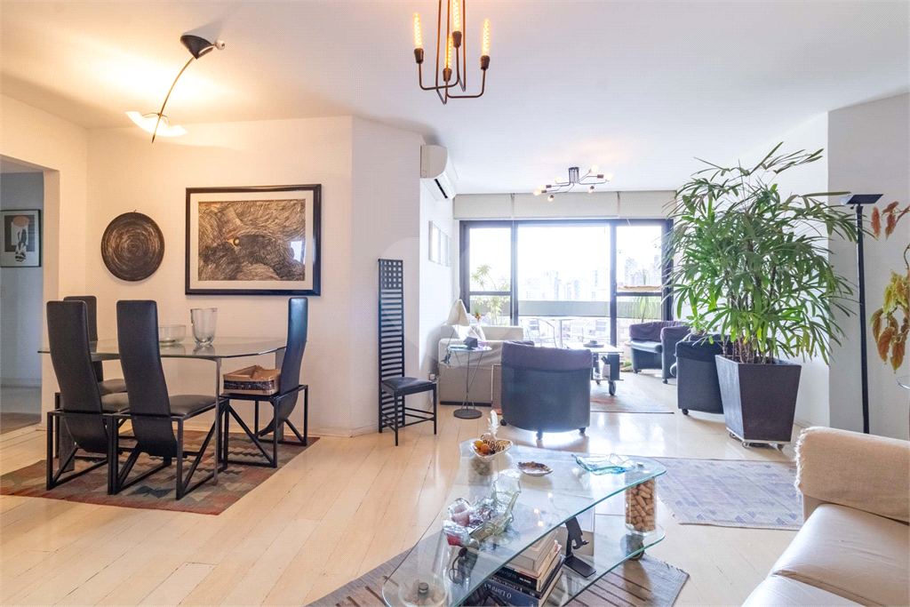 Apartamento à Venda na Vila Madalena com 4 Quartos, Suíte e 2 Vagas – Condomínio com Lazer Completo