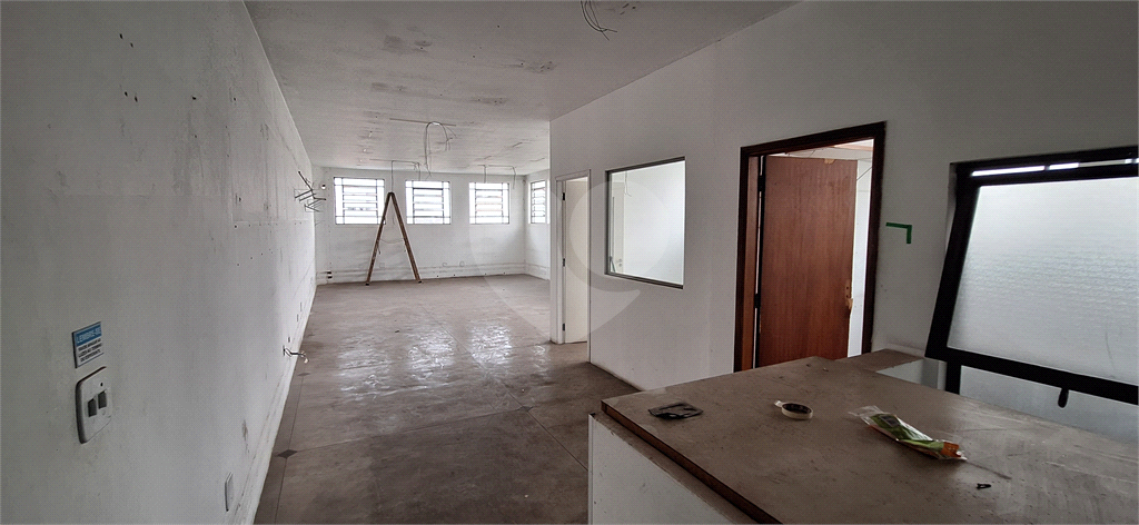 Prédio comercial para locação, com 420 m de área construída,  3 pavimentos, 6 vagas de garagem. 