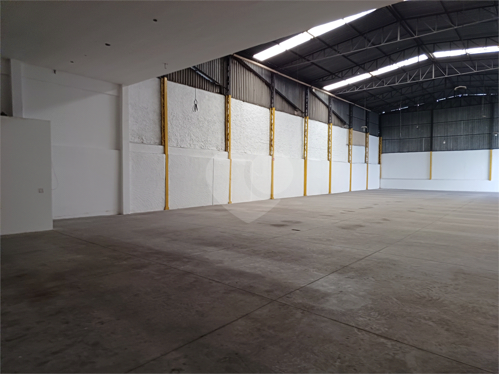 Galpão na Vila Maria com área total de 1.200m² - com duas entradas - Ligação Trifásica
