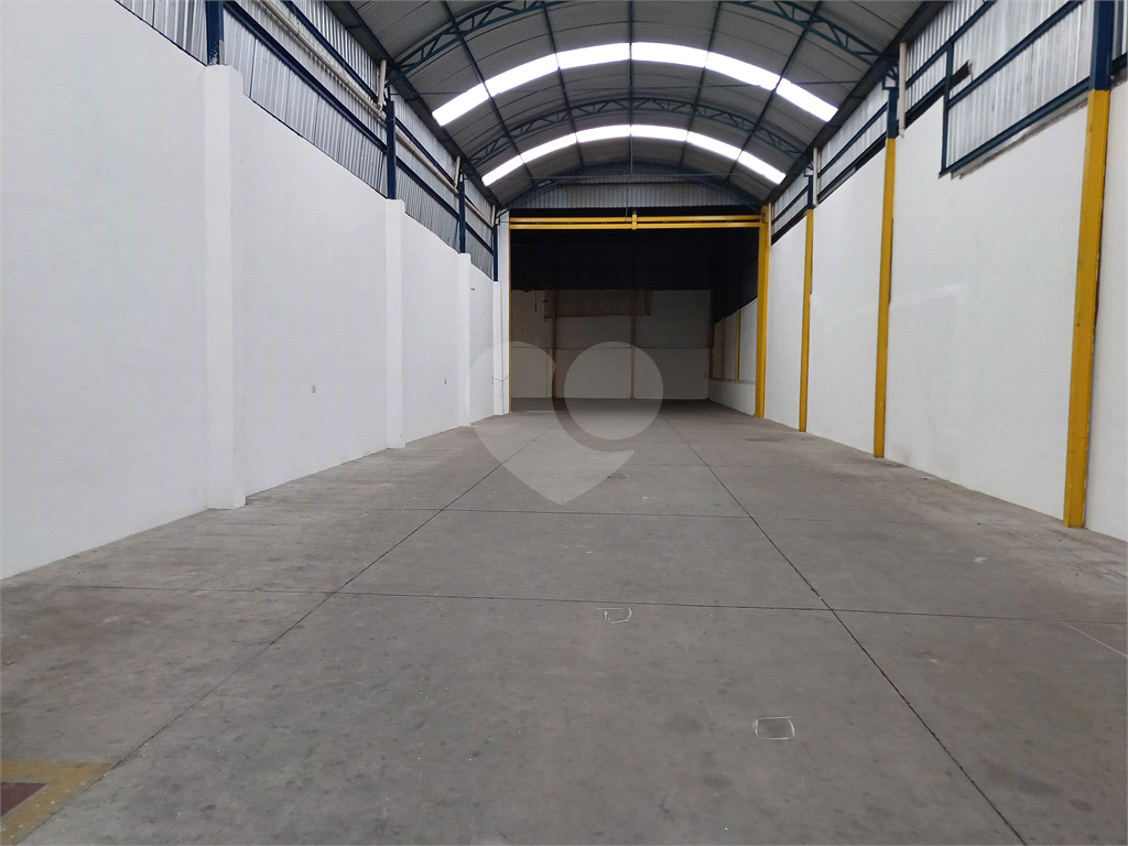 Galpão na Vila Maria com área total de 1.200m² - com duas entradas - Ligação Trifásica
