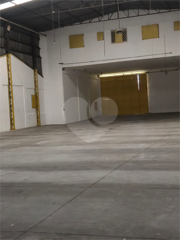Galpão na Vila Maria com área total de 1.200m² - com duas entradas - Ligação Trifásica
