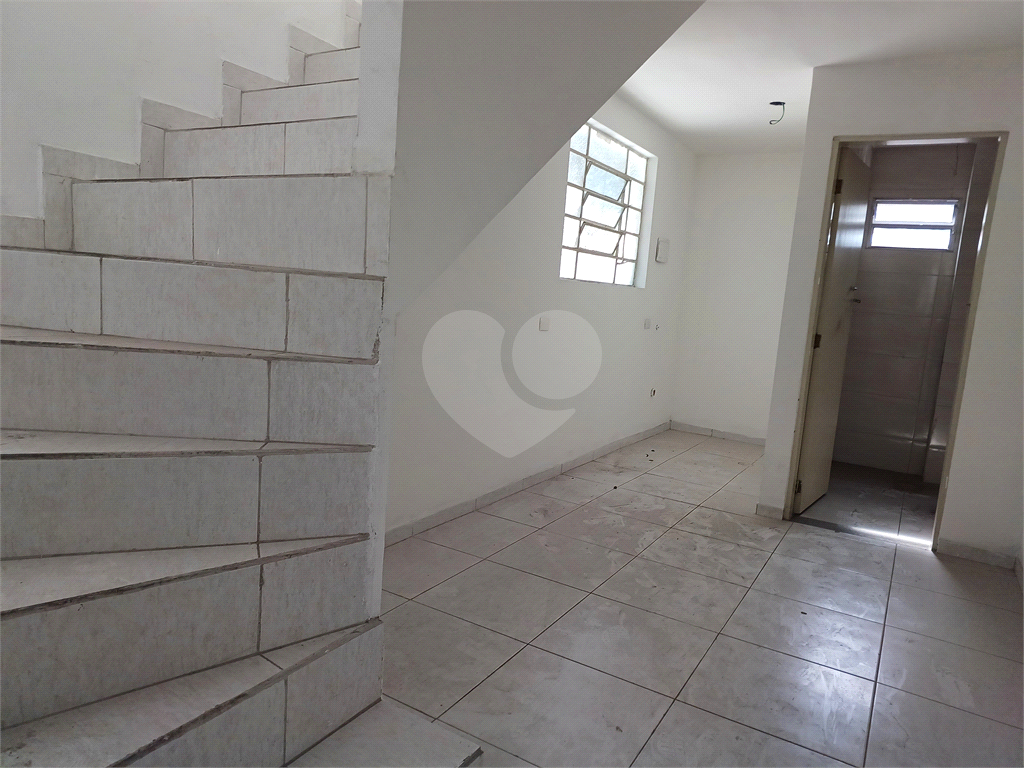 Galpão na Vila Maria com área total de 1.200m² - com duas entradas - Ligação Trifásica
