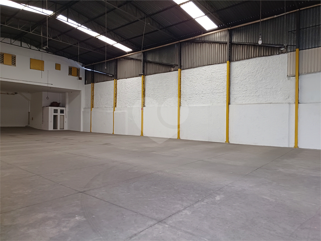 Galpão na Vila Maria com área total de 1.200m² - com duas entradas - Ligação Trifásica
