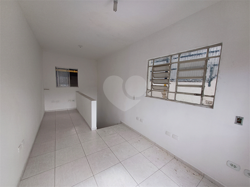 Galpão na Vila Maria com área total de 1.200m² - com duas entradas - Ligação Trifásica
