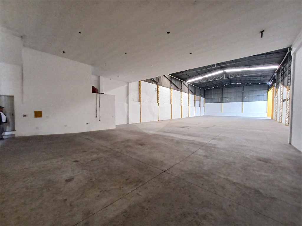 Galpão na Vila Maria com área total de 1.200m² - com duas entradas - Ligação Trifásica
