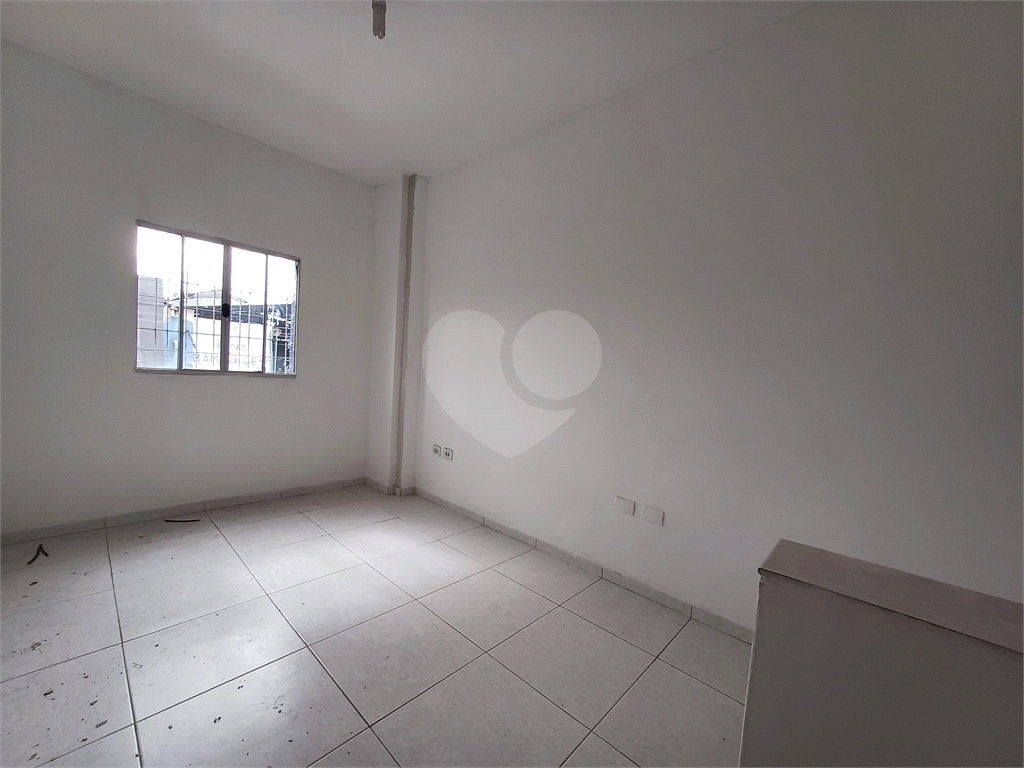 Galpão na Vila Maria com área total de 1.200m² - com duas entradas - Ligação Trifásica
