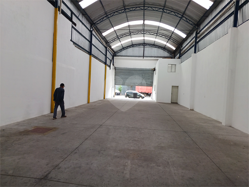 Galpão na Vila Maria com área total de 1.200m² - com duas entradas - Ligação Trifásica
