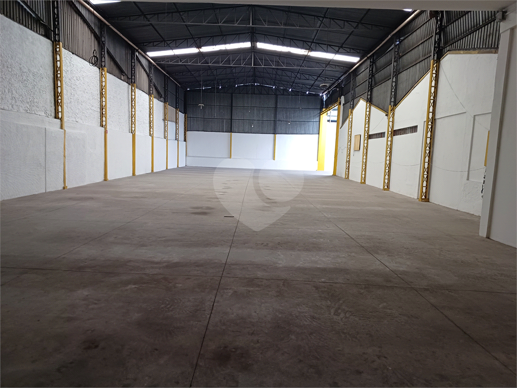 Galpão na Vila Maria com área total de 1.200m² - com duas entradas - Ligação Trifásica
