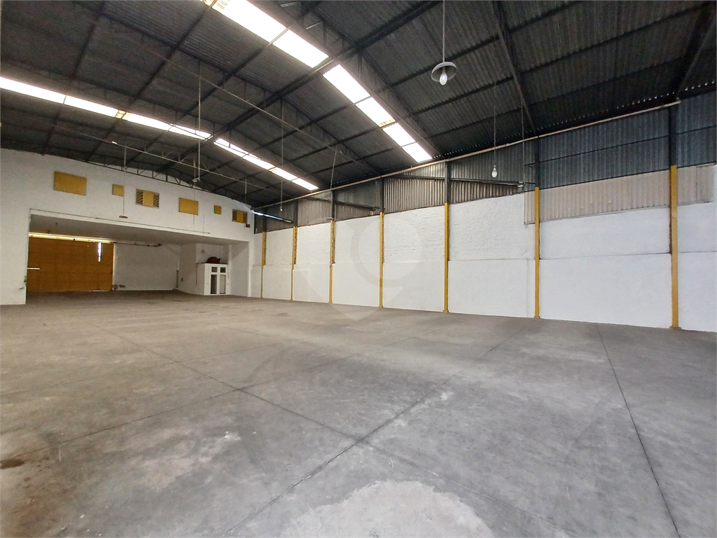 Galpão na Vila Maria com área total de 1.200m² - com duas entradas - Ligação Trifásica
