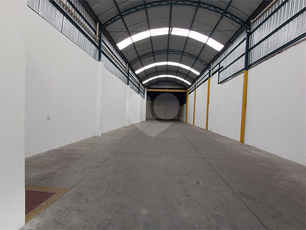 Galpão na Vila Maria com área total de 1.200m² - com duas entradas - Ligação Trifásica
