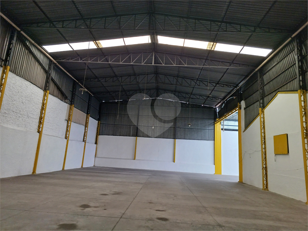 Galpão na Vila Maria com área total de 1.200m² - com duas entradas - Ligação Trifásica
