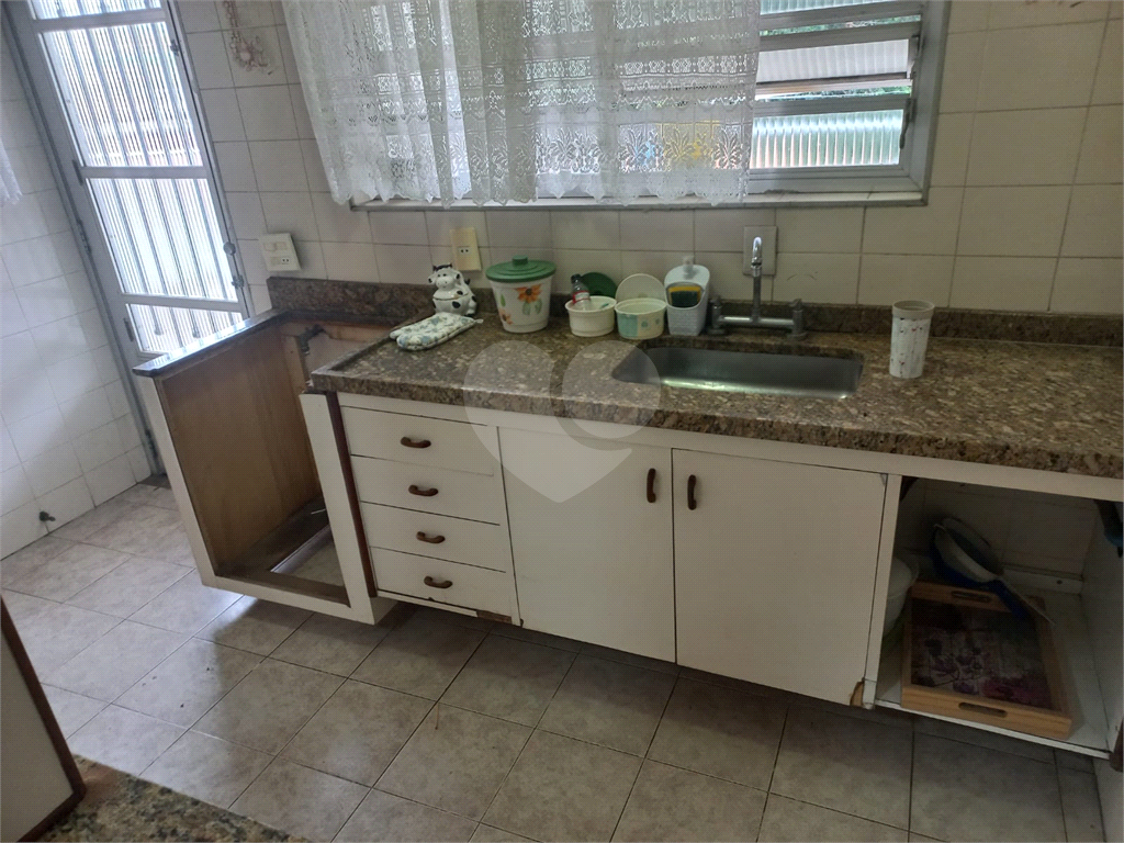 Sobrado no Condomínio Residencial Santa Terezinha com 3 quartos 1 suíte  2 vagas e amplo quintal !!