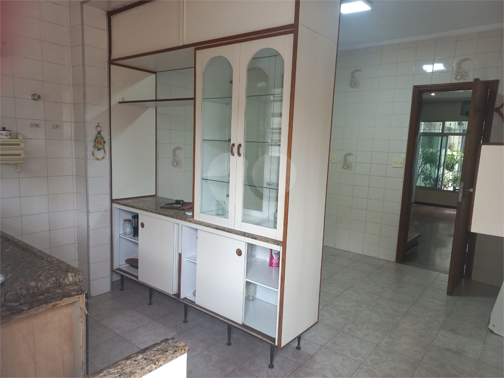 Sobrado no Condomínio Residencial Santa Terezinha com 3 quartos 1 suíte  2 vagas e amplo quintal !!