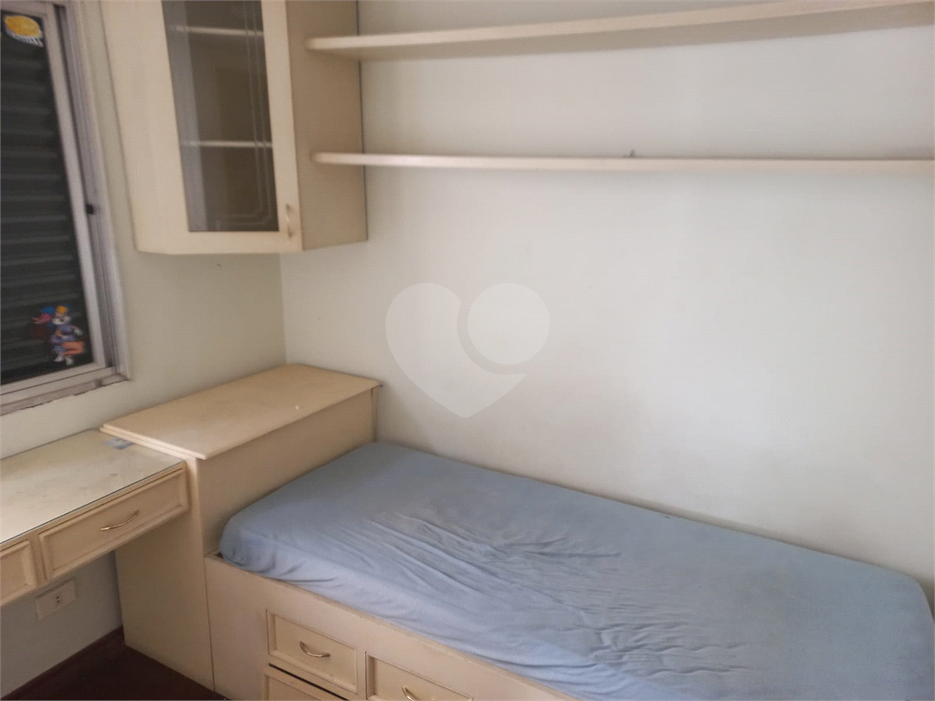 Sobrado no Condomínio Residencial Santa Terezinha com 3 quartos 1 suíte  2 vagas e amplo quintal !!