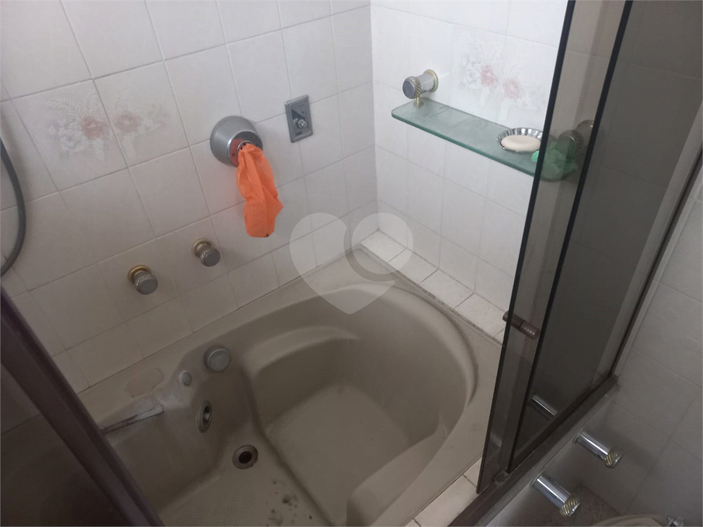 Sobrado no Condomínio Residencial Santa Terezinha com 3 quartos 1 suíte  2 vagas e amplo quintal !!