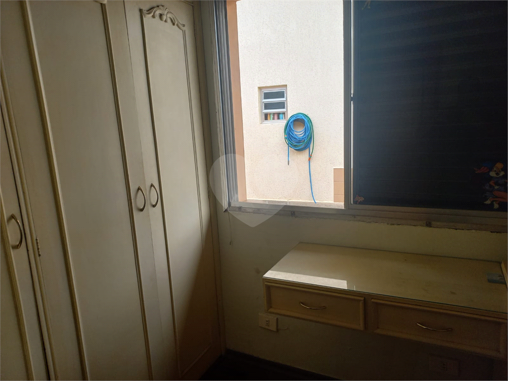 Sobrado no Condomínio Residencial Santa Terezinha com 3 quartos 1 suíte  2 vagas e amplo quintal !!