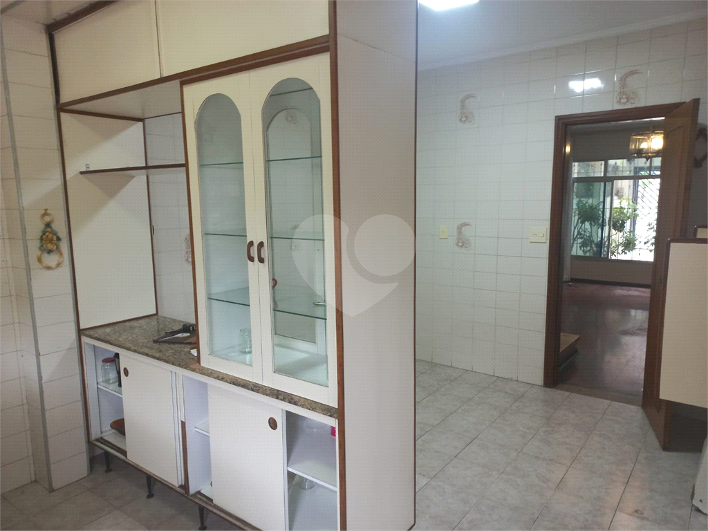 Sobrado no Condomínio Residencial Santa Terezinha com 3 quartos 1 suíte  2 vagas e amplo quintal !!