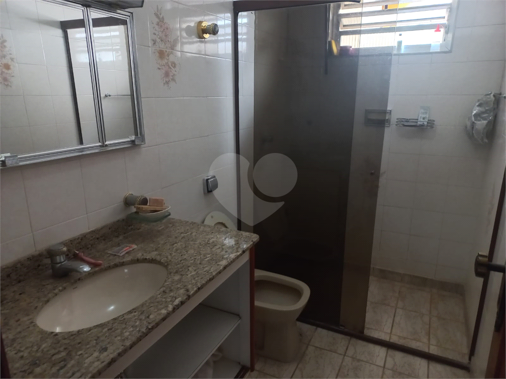 Sobrado no Condomínio Residencial Santa Terezinha com 3 quartos 1 suíte  2 vagas e amplo quintal !!
