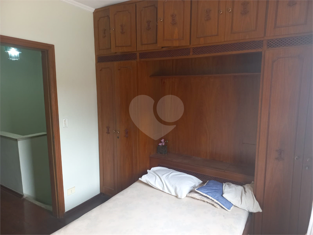 Sobrado no Condomínio Residencial Santa Terezinha com 3 quartos 1 suíte  2 vagas e amplo quintal !!