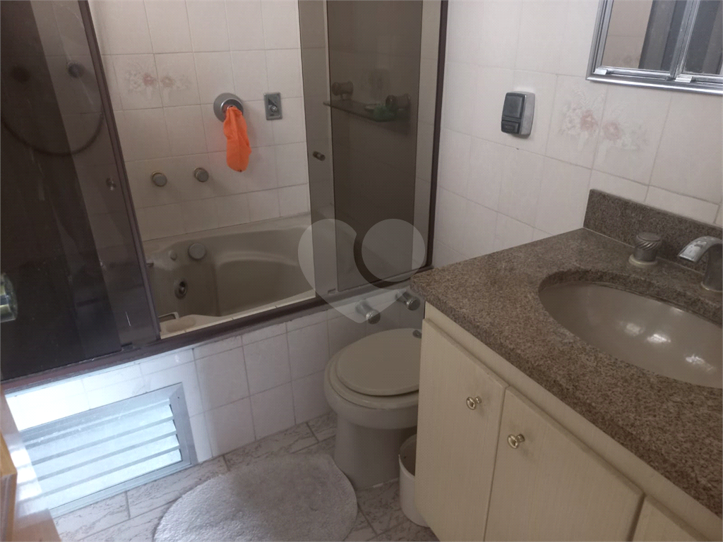 Sobrado no Condomínio Residencial Santa Terezinha com 3 quartos 1 suíte  2 vagas e amplo quintal !!