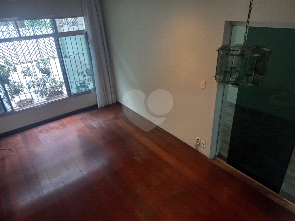 Sobrado no Condomínio Residencial Santa Terezinha com 3 quartos 1 suíte  2 vagas e amplo quintal !!