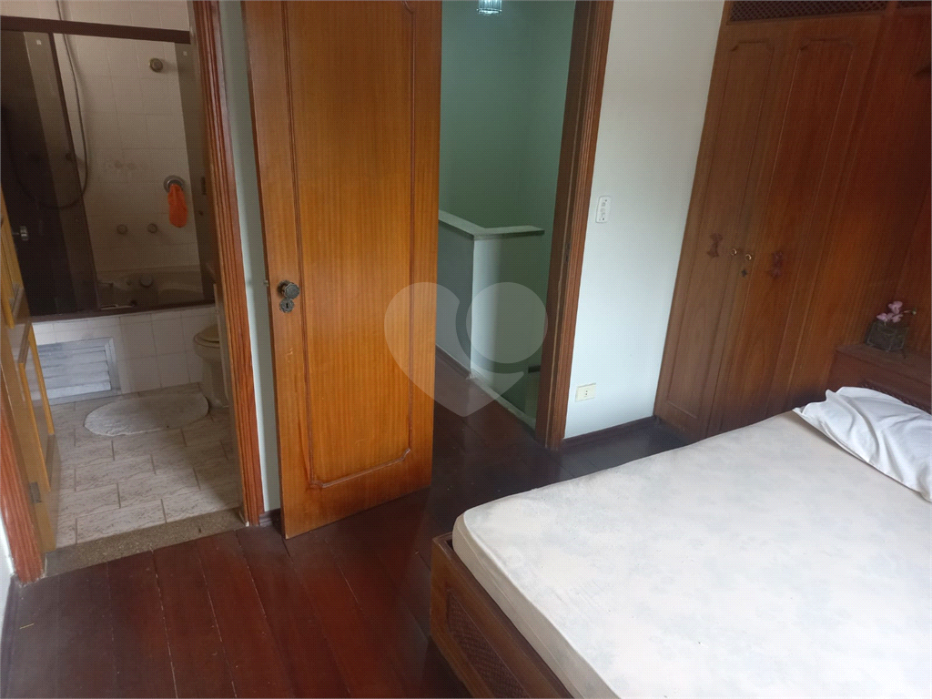 Sobrado no Condomínio Residencial Santa Terezinha com 3 quartos 1 suíte  2 vagas e amplo quintal !!