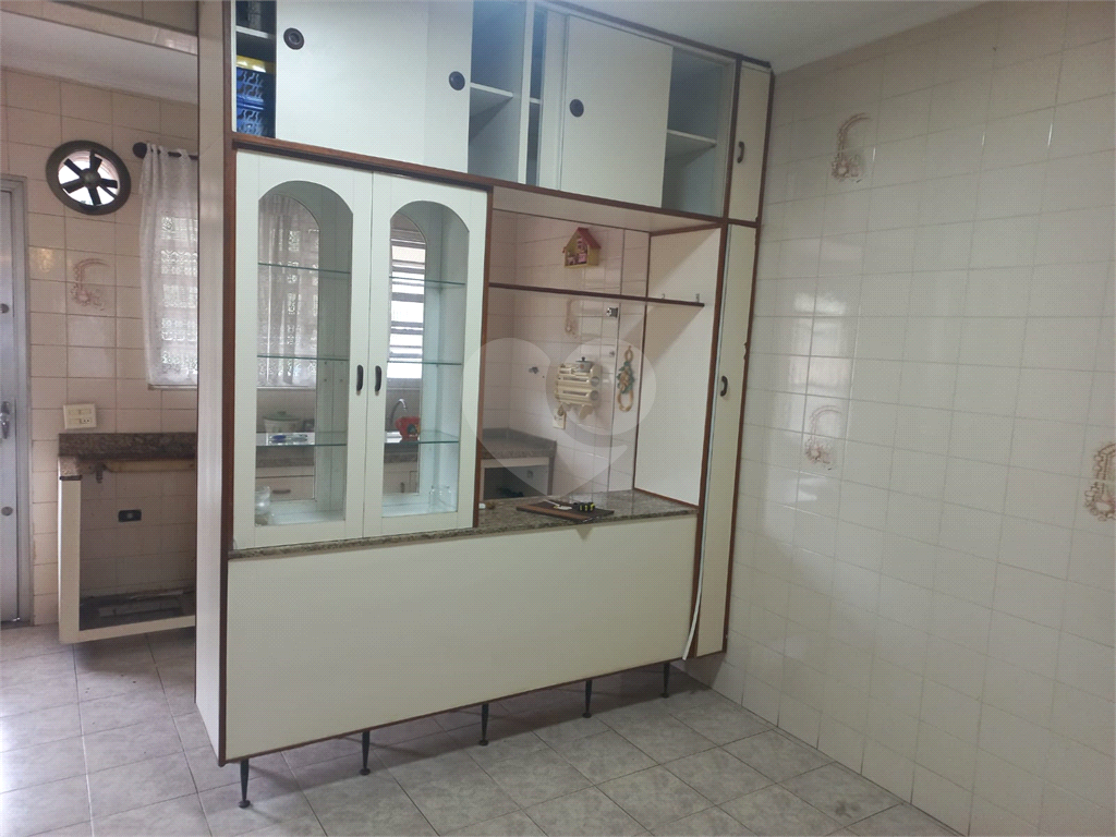 Sobrado no Condomínio Residencial Santa Terezinha com 3 quartos 1 suíte  2 vagas e amplo quintal !!