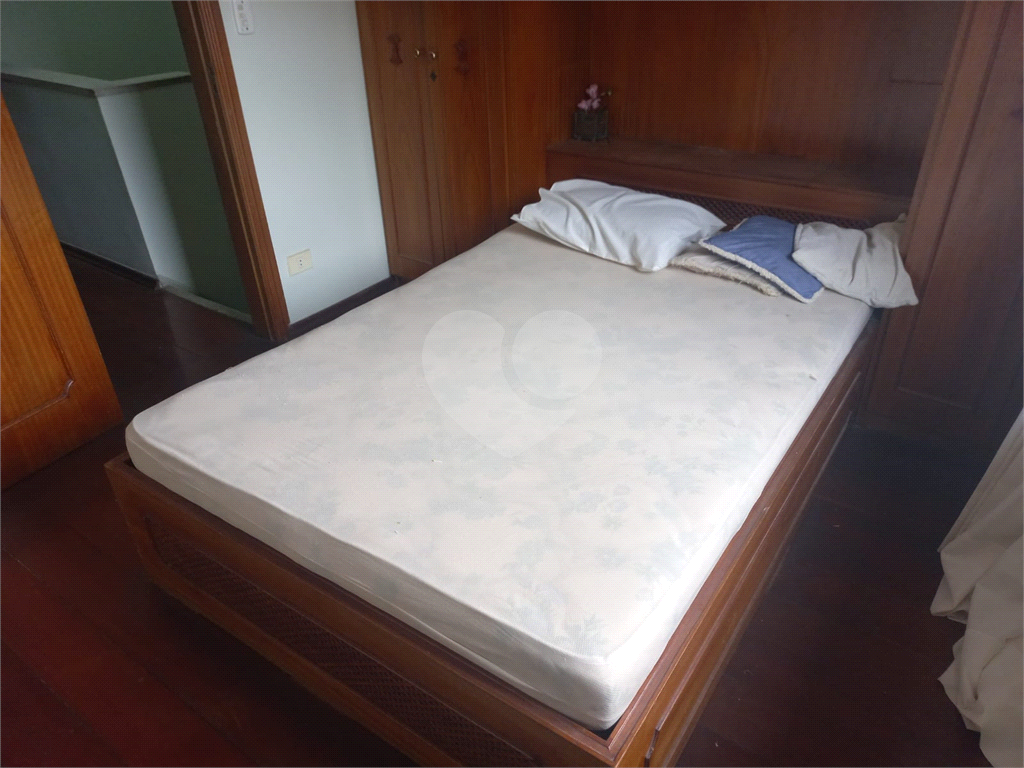 Sobrado no Condomínio Residencial Santa Terezinha com 3 quartos 1 suíte  2 vagas e amplo quintal !!
