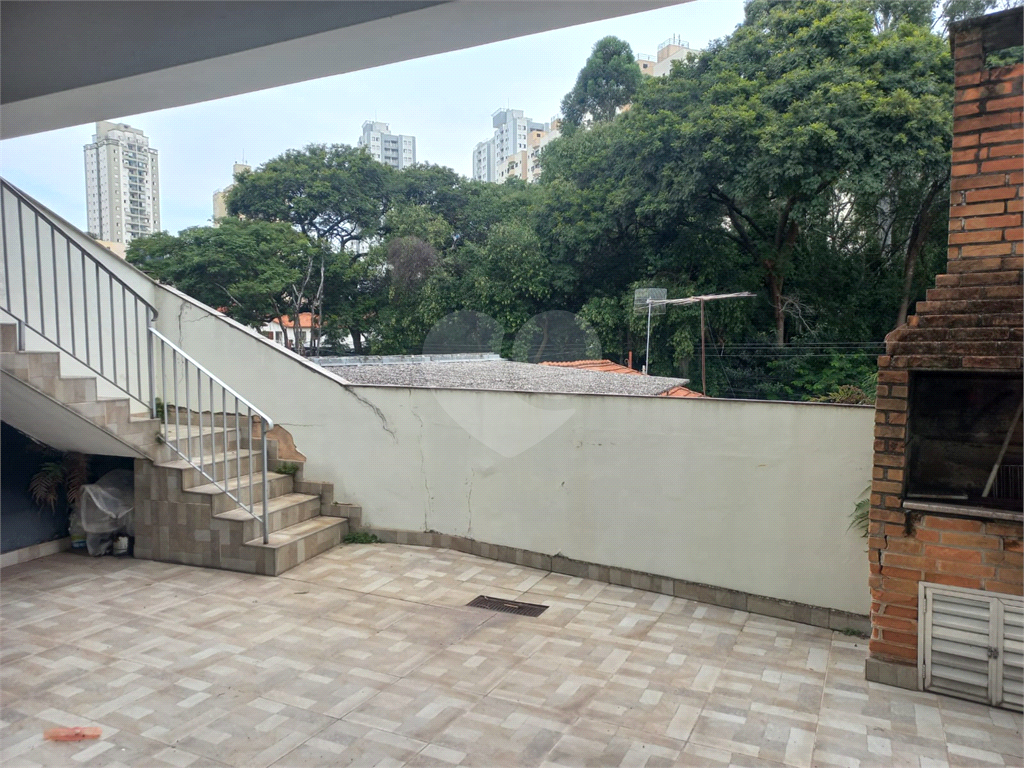 Sobrado no Condomínio Residencial Santa Terezinha com 3 quartos 1 suíte  2 vagas e amplo quintal !!