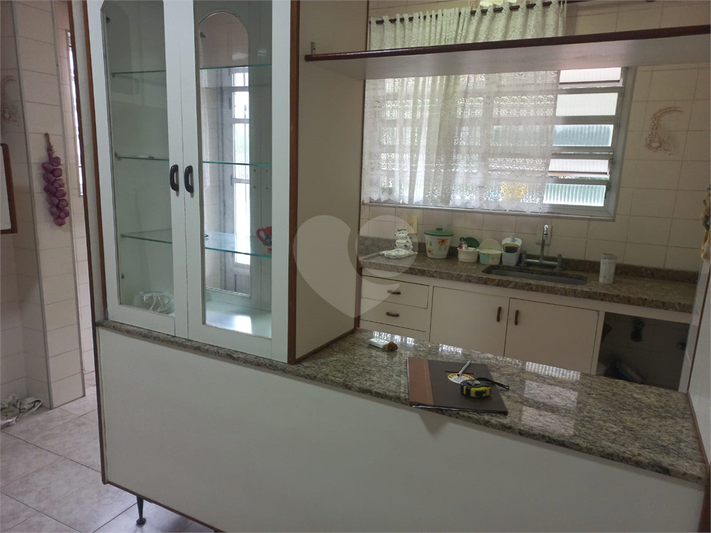 Sobrado no Condomínio Residencial Santa Terezinha com 3 quartos 1 suíte  2 vagas e amplo quintal !!