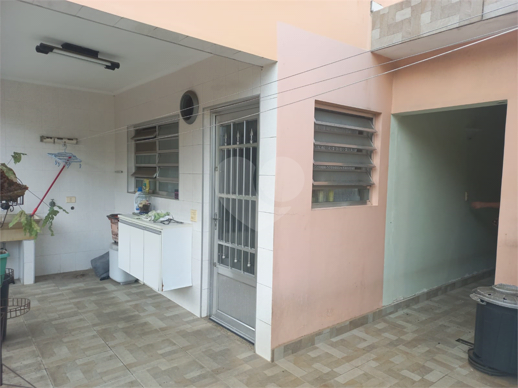 Sobrado no Condomínio Residencial Santa Terezinha com 3 quartos 1 suíte  2 vagas e amplo quintal !!