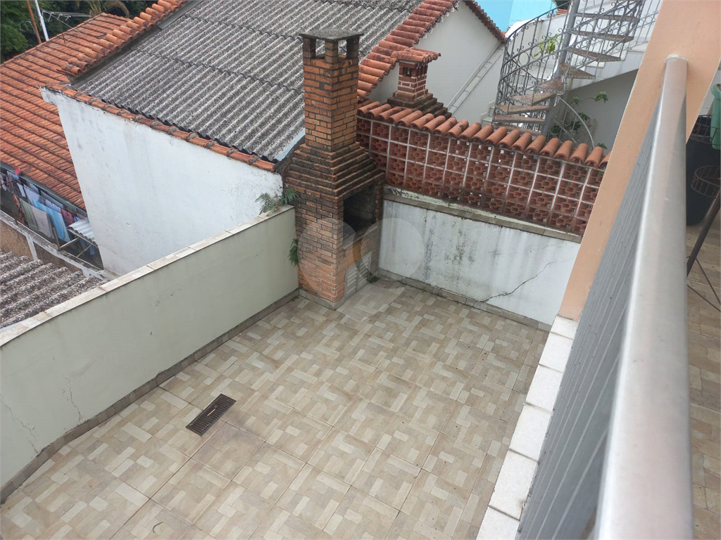 Sobrado no Condomínio Residencial Santa Terezinha com 3 quartos 1 suíte  2 vagas e amplo quintal !!